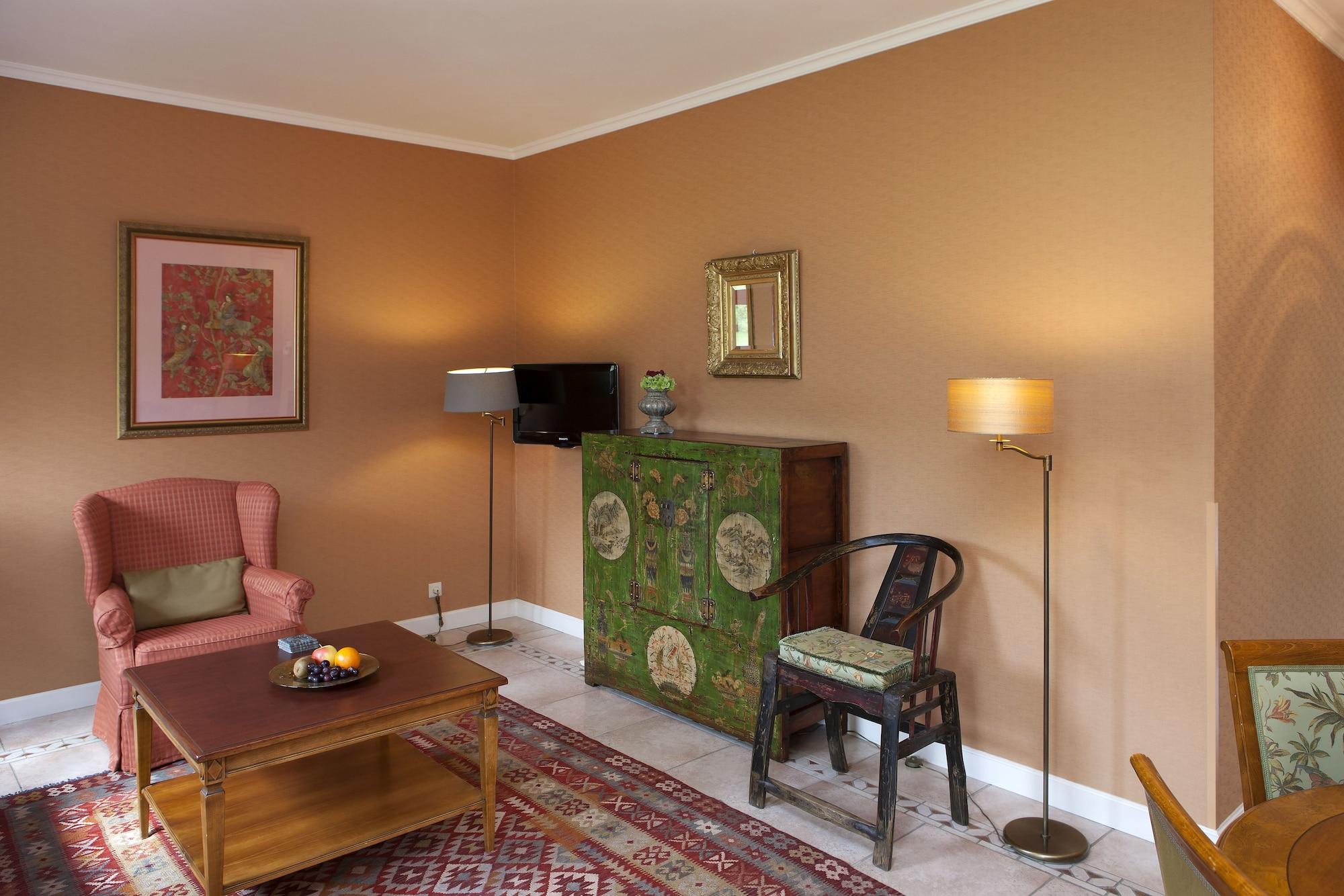 Chateau St Gerlach - Oostwegel Collection, Member Of Relais And Chateaux Valkenburg aan de Geul Екстер'єр фото A room with a floor lamp